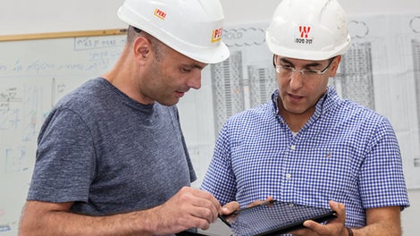 Zwei Personen mit einem Tablet im Office 