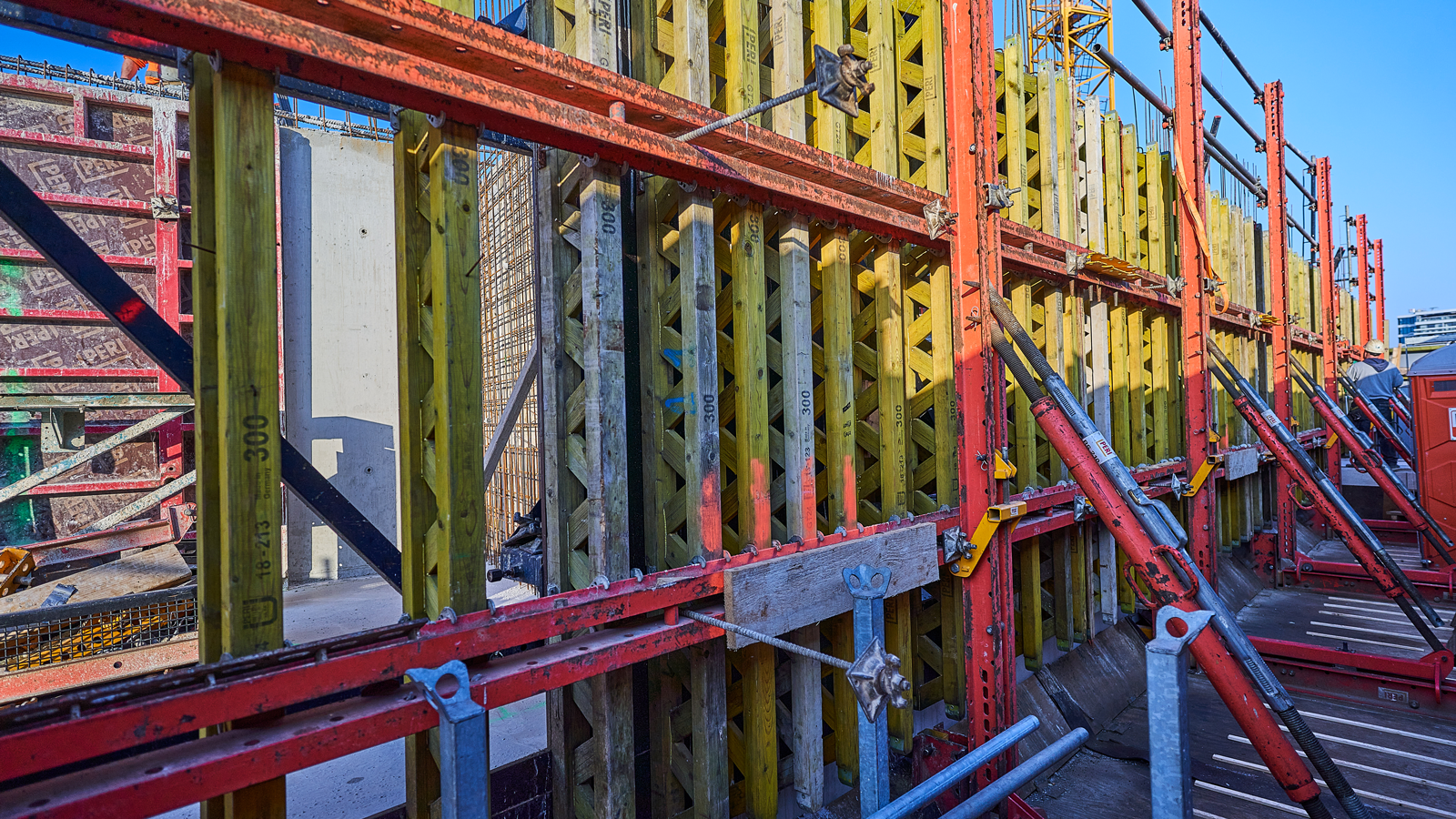 De VARIO Paneelbekisting van PERI is toegepast bij de realisatie van de buitenwanden bij de woontorens Grotius I en II. 