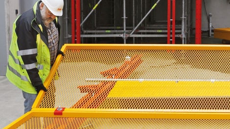 No crane is required for installing the lightweight mesh enclosure as the panels can be moved by hand.<br/>