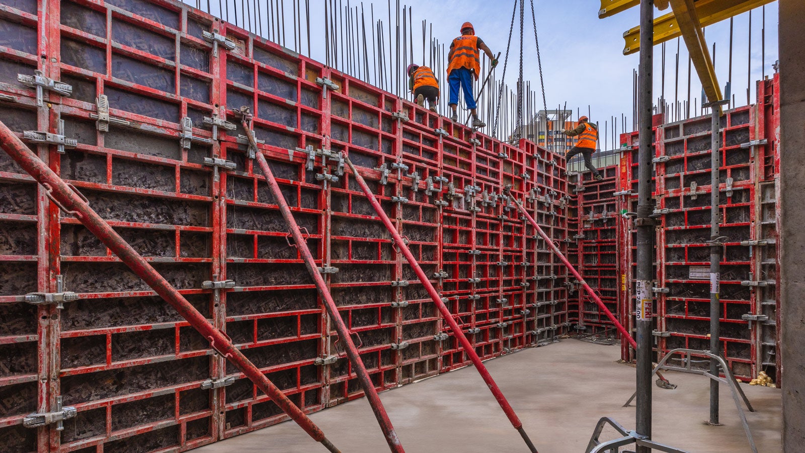 Опорные рамы SB применимы для высоты бетонирования до 8,75 м и давления свежезалитого бетона до 60 кН/кв м. 