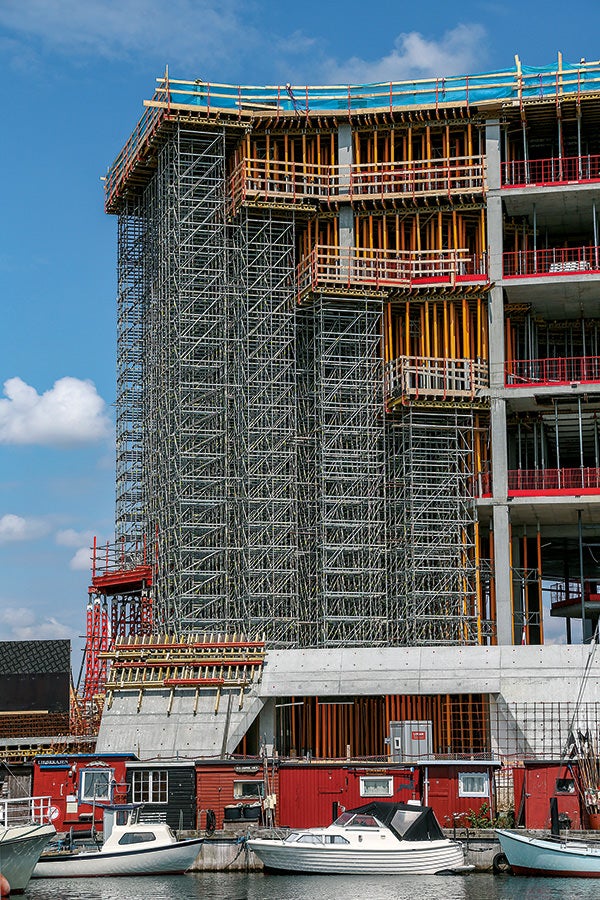Using PERI UP Flex helped to achieve the complex building structure. It was also possible to achieve a high level of architectural concrete quality by using the PERI wall formwork VARIO GT&amp;nbsp;24.