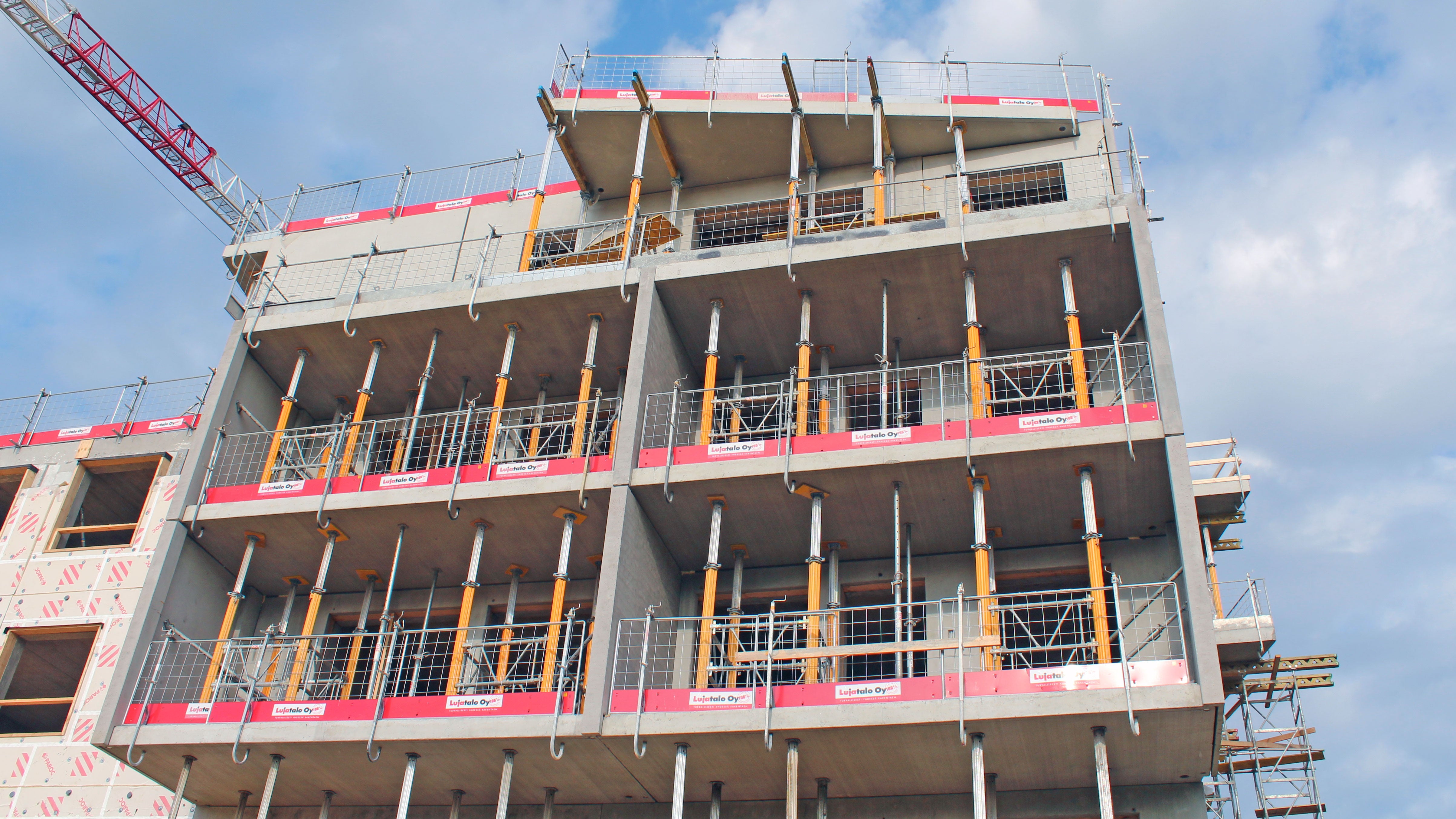 Parveketuentaa MULTIPROP-tukitorneilla.