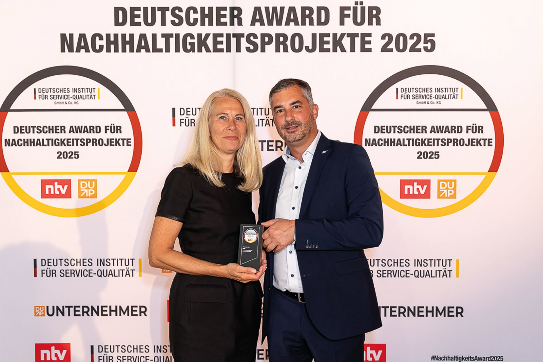 Andreas Mayer (Head of Corporate Sustainability, PERI SE) und Gunilla Pendt (Senior Advisor Corporate Communication, PERI SE) bei der feierlichen Verleihung des Deutschen Awards für Nachhaltigkeitsprojekte 2025<br/>(Foto: Christian Schlenker / ntv / DISQ / DUP)