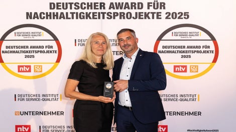 Andreas Mayer (Head of Corporate Sustainability, PERI SE) and Gunilla Pendt (Senior Advisor Corporate Communication, PERI SE) during the official ceremony of the German Sustainability Award 2025<br/>(Foto: Christian Schlenker / ntv / DISQ / DUP)