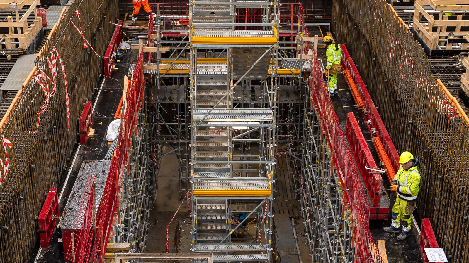 MAXIMO vægforskalling med ensidig ankermontage og PERI UP Flex trappetårn for sikker adgang 