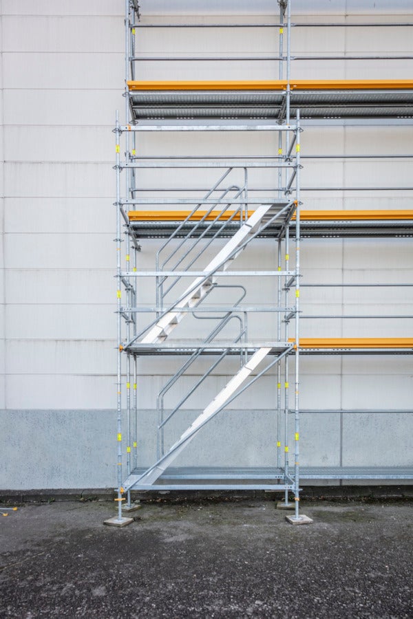 L’adaptation à la hauteur des baies des bâtiments se fait au moyen de courtes volées d’escaliers et de consoles à montage externe – indépendamment de la hauteur de plancher de l’étage