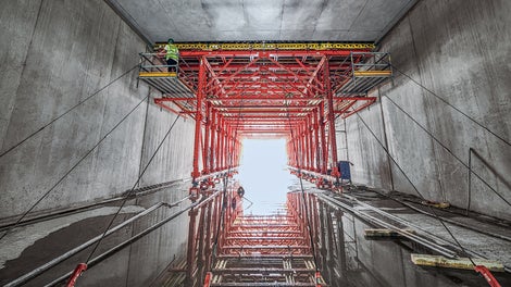 The urban railway tunnel "Erdinger Ringschluss" is part of the new 26-km-long rail line connecting the city of Munich with the Munich Airport.