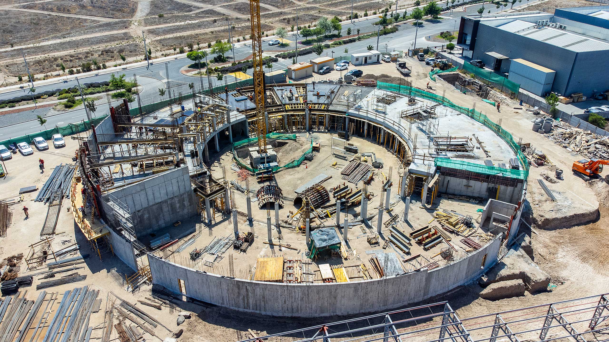 El proyecto consiste en el edificio corporativo y de producción de Floramatic, empresa que se especializa en la fabricación y distribución de sabores, fragancias y colores para las industrias de alimentos