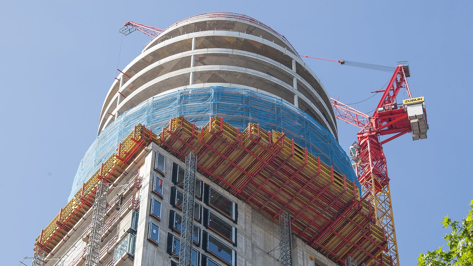 Scaffolding the cantilevered circular building with PERI UP Flex for installing the facade as well as the PROKIT anti-fall protection on the open slab edges supplemented the PERI complete solution.