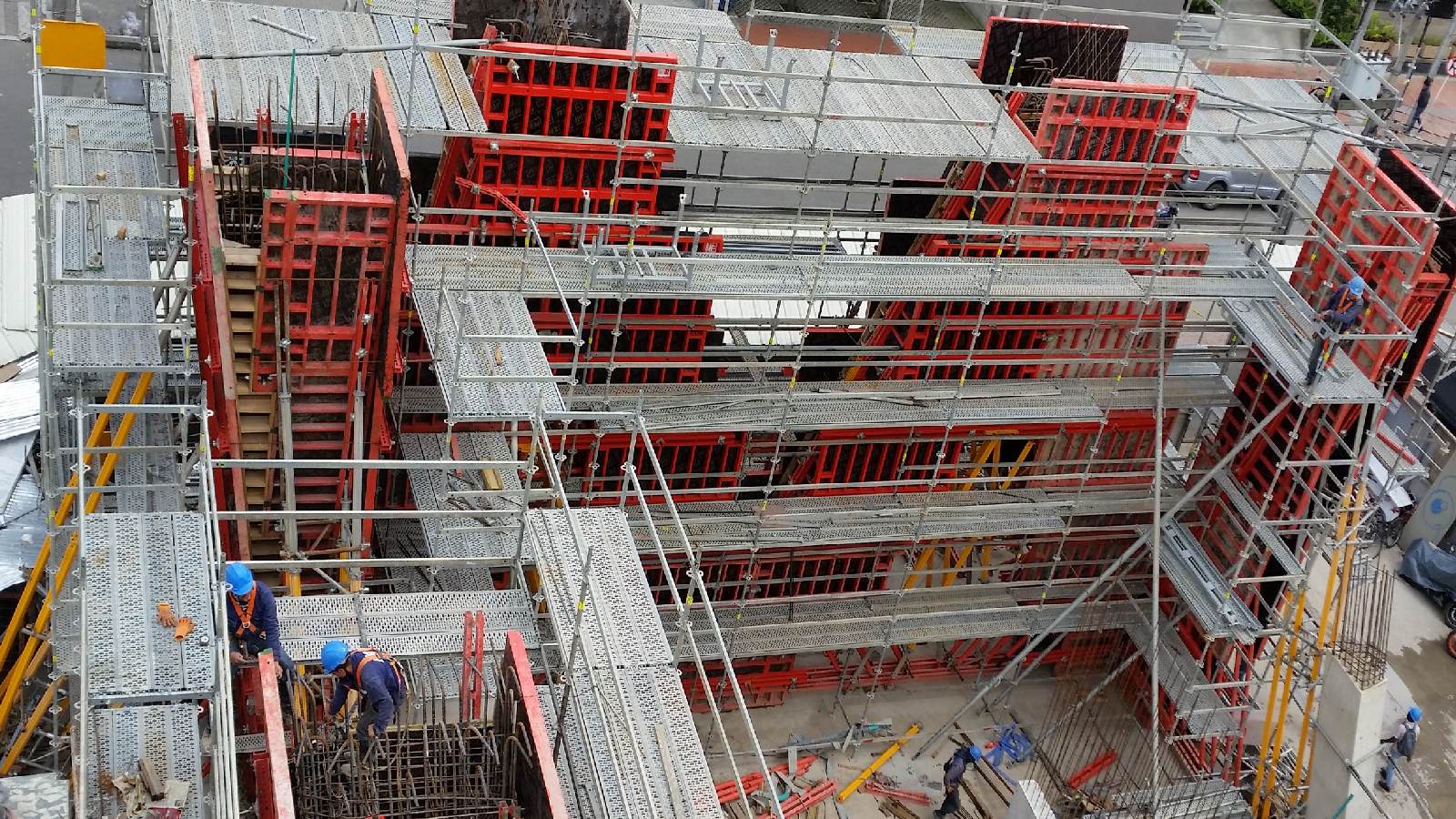 Continuación del proceso de armado de la columna M/W apoyándose en la utilización del sistema PERI UP para la fácil revisión y posterior colocación del concreto.