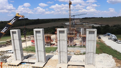 Изградени стълбове