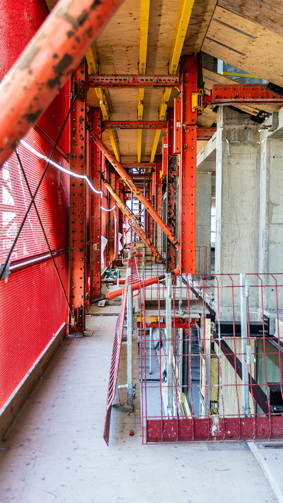 Werkniveau waar onder andere de balkons en gevelelementen worden geplaatst. Zo wordt er veilig gewerkt op grote hoogte.