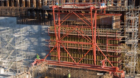 The variable PERI VARIO GT 24 girder wall formwork could be positioned exactly by means of the formwork carriage. The procedure is carried out by using heavy-duty rollers on rails, on the concrete sub-base at the front and on the finished bottom plate at the rear.