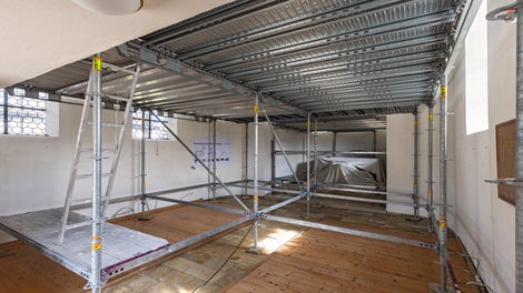 Im Innenraum schafft ein räumlich angepasstes PERI UP Gerüst eine sichere Arbeitsebene für die Arbeiten an der Deckenunterseite und an den Deckenmalereien.