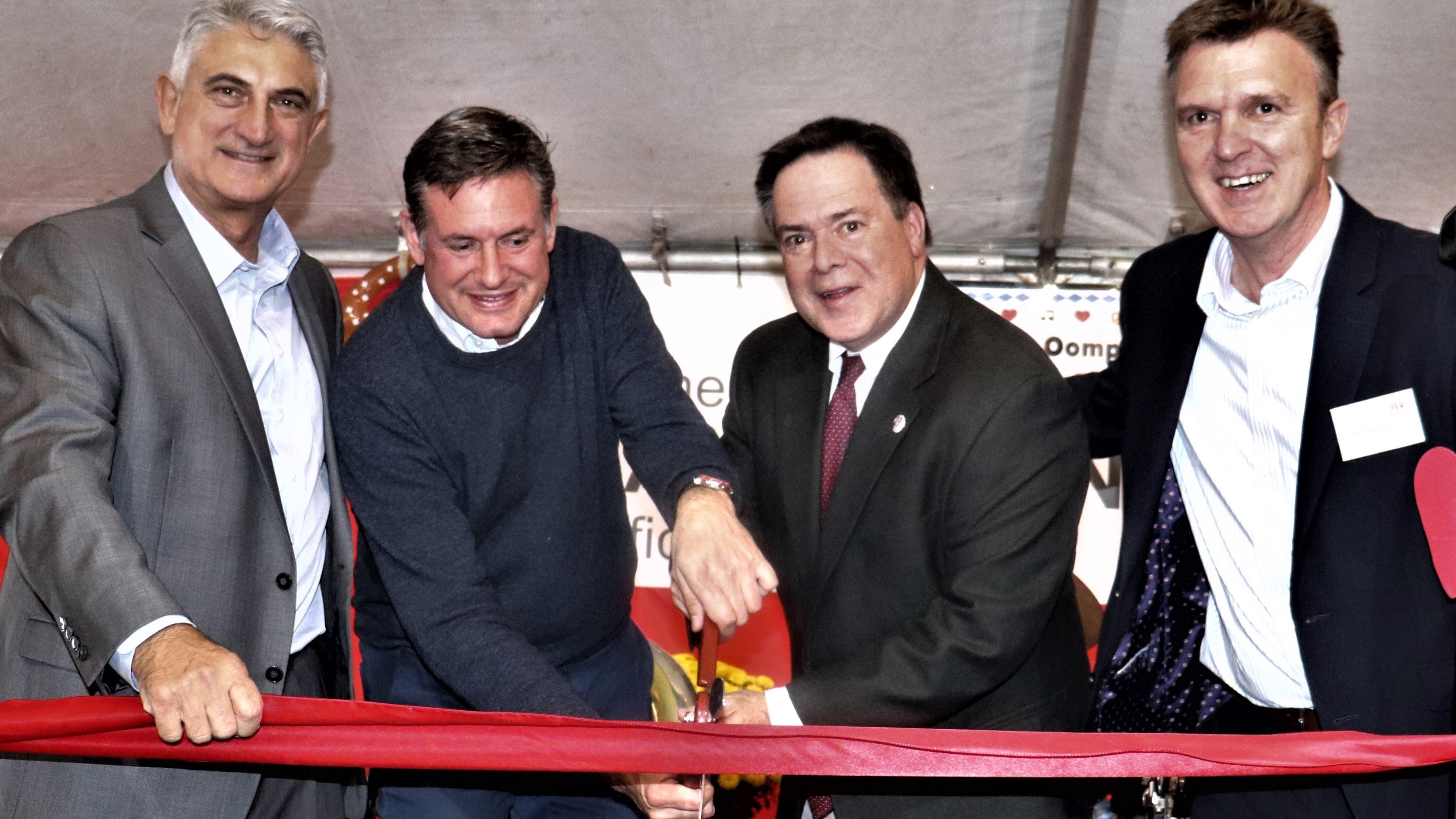 The ribbon cutting ceremony, from left to right: Rich DelGiacco (VP PERI USA), Alexander Schwoerer (Global Director PERI Group), Daniel J. Hayes, Jr. (Mayor Bridgewater, NJ), Carl Heathcote (Market Unit Director North America)
