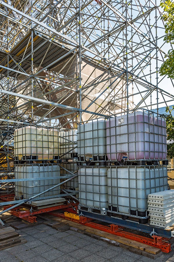 Die Wassertanks zur Ballastierung wurden auf einem VARIOKIT Trägerrost aufgelagert, der kraftschlüssig in die PERI UP Flex Gerüstkonstruktion integriert war.