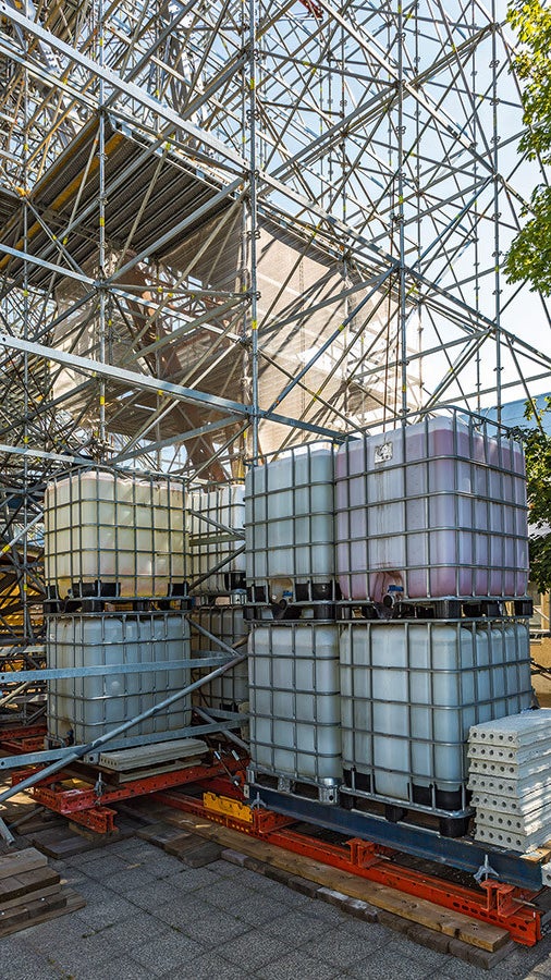 Die Wassertanks zur Ballastierung wurden auf einem VARIOKIT Trägerrost aufgelagert, der kraftschlüssig in die PERI UP Flex Gerüstkonstruktion integriert war.
