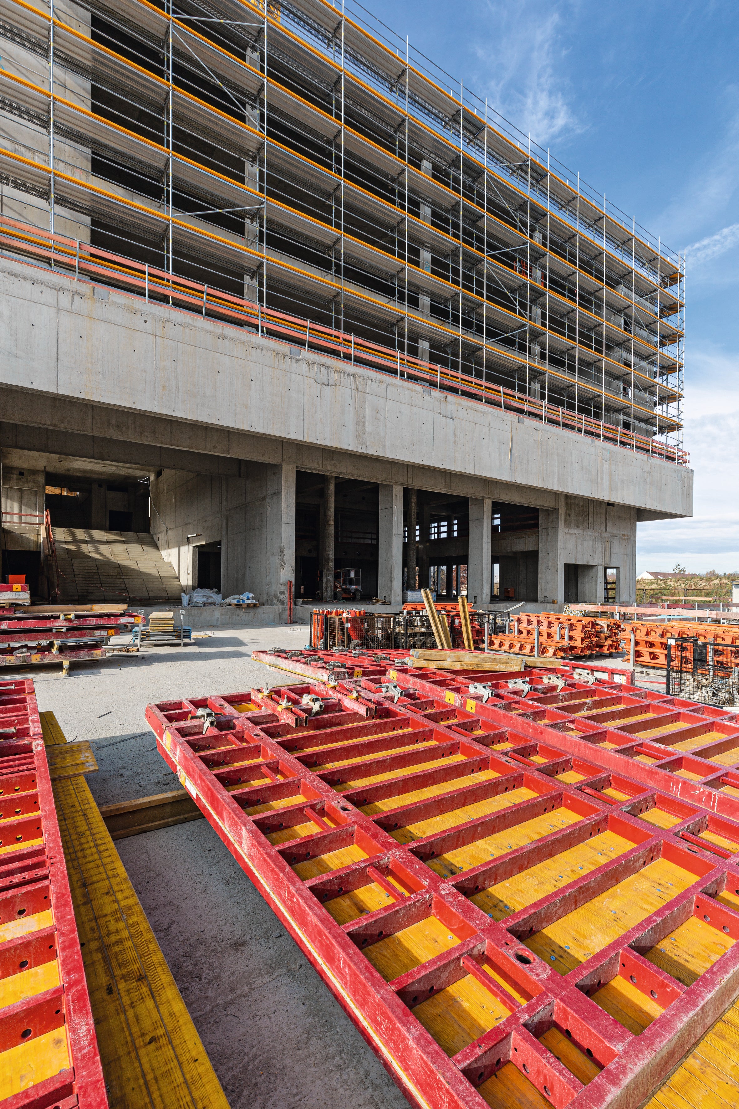 Die MAXIMO Struktur Rahmenschalung ermöglichte eine hohe Sichtbetonqualität und schnelle Schalzeiten, das PERI UP Fassadengerüst eine sichere Arbeitsumgebung.<br/>(Foto: PERI Deutschland)<br/>