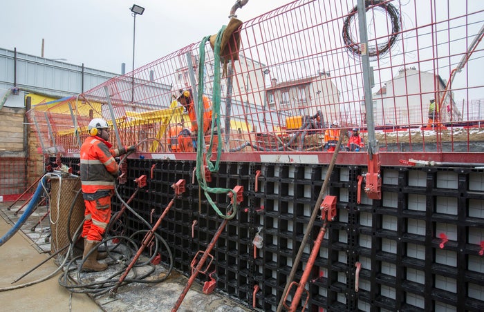 Coffrage des rives de la dalle de couverture en manuportable DUO<br/>(Crédit : Société du Grand Paris - <br/>David Delaporte)<br/>