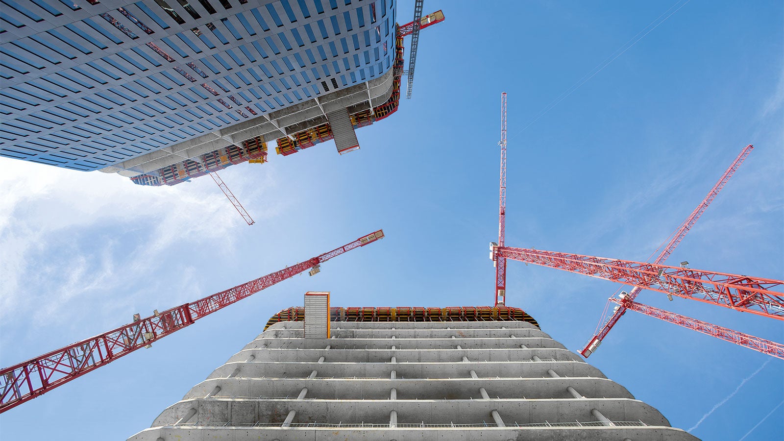 Colpisce la struttura pentagonale dell'edificio con angoli arrotondati e il design trasparente della facciata, dotato di tecnologia ad alta efficienza energetica certificata.