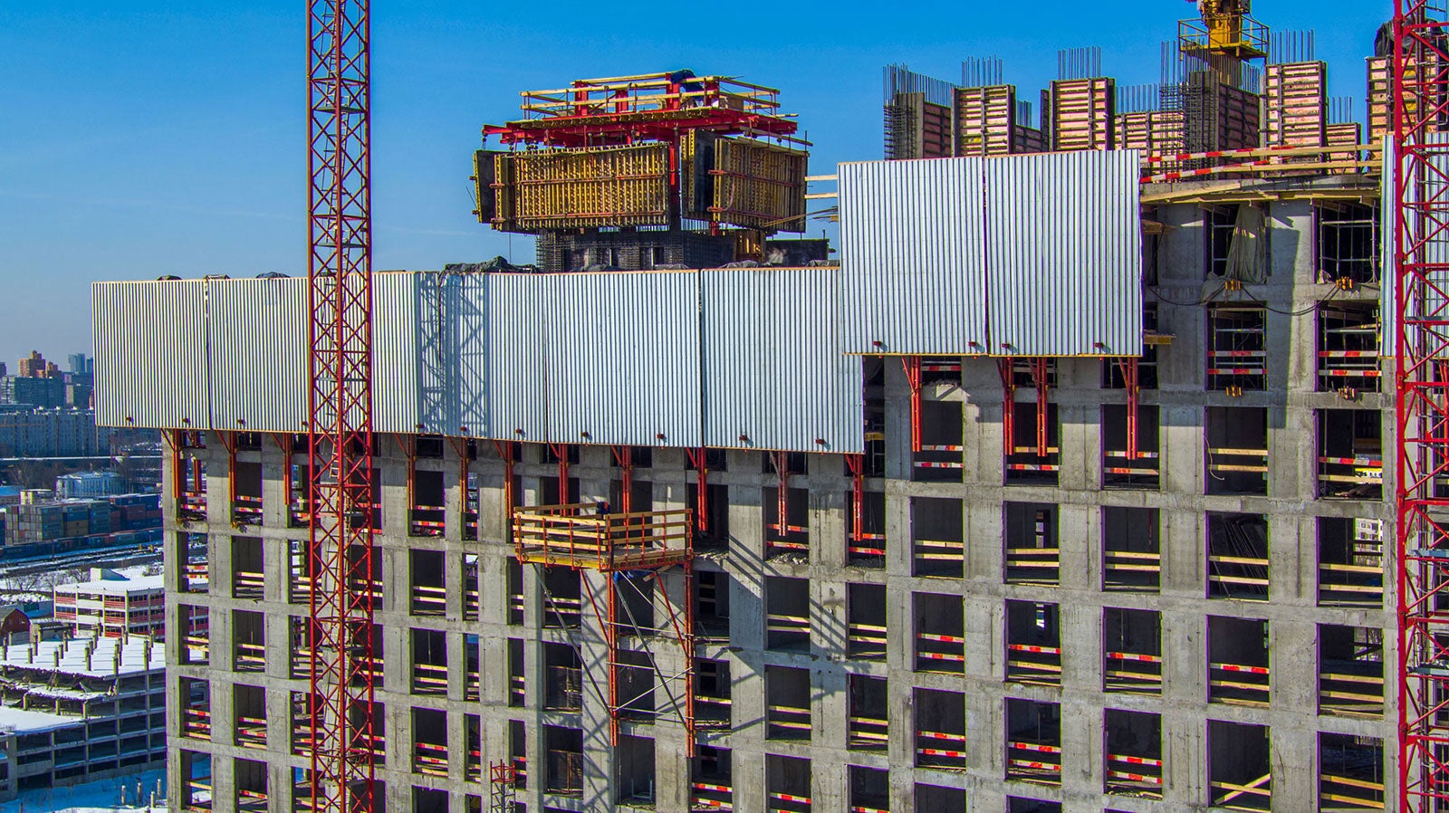 8 самоподъемных площадок RCS для складирования оборудования установлены по всему периметру здания. Они поднимаются гидравлическим агрегатом. Допустимая нагрузка на площадку – 2 тонны. Оборудование удобно складировать и перемещать краном.