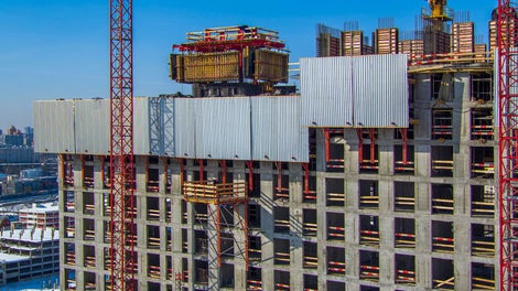 8 самоподъемных площадок RCS для складирования оборудования установлены по всему периметру здания. Они поднимаются гидравлическим агрегатом. Допустимая нагрузка на площадку – 2 тонны. Оборудование удобно складировать и перемещать краном.