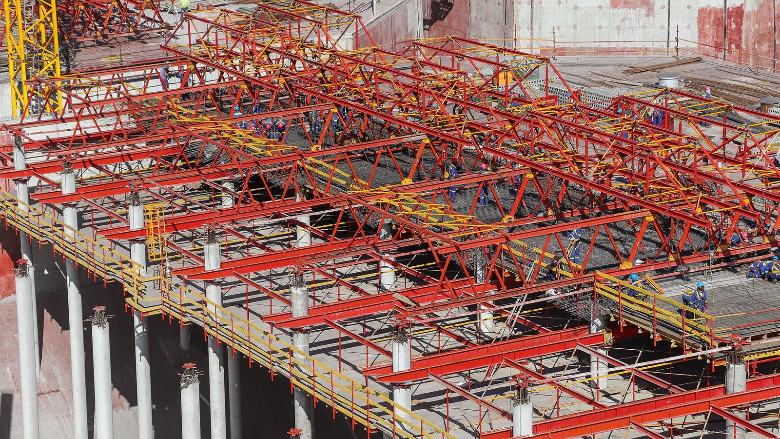 The high load-bearing capacity of the VARIOKIT system provided the required support for the concrete slab until it had hardened. With only 7 formwork carriage units per tank, each casting segment crane-independently realised 880 m² of slab area per storage tank in regular 5-day cycles. 