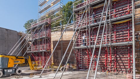 Es wurden mit der MAXIMO Rahmenschalung und dem modularen Bühnensystem MXP Schaungseinheiten gebildet, die sich mit dem Kran großflächig umsetzen ließen.