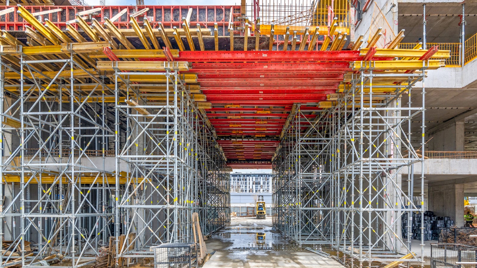 Za nesmetanu realizaciju nepristupačnih lamela formiran je prolaz za tešku mehanizaciju. Koridor za prolaz je dodatno ojačan, kako bi AB ploče izdržale pokretni teret.
