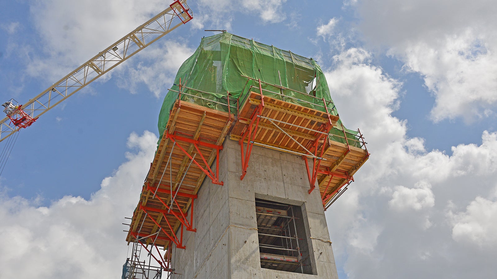 The CB climbing system provides safe working conditions at all heights. It allows fast moving and easy adjustments.