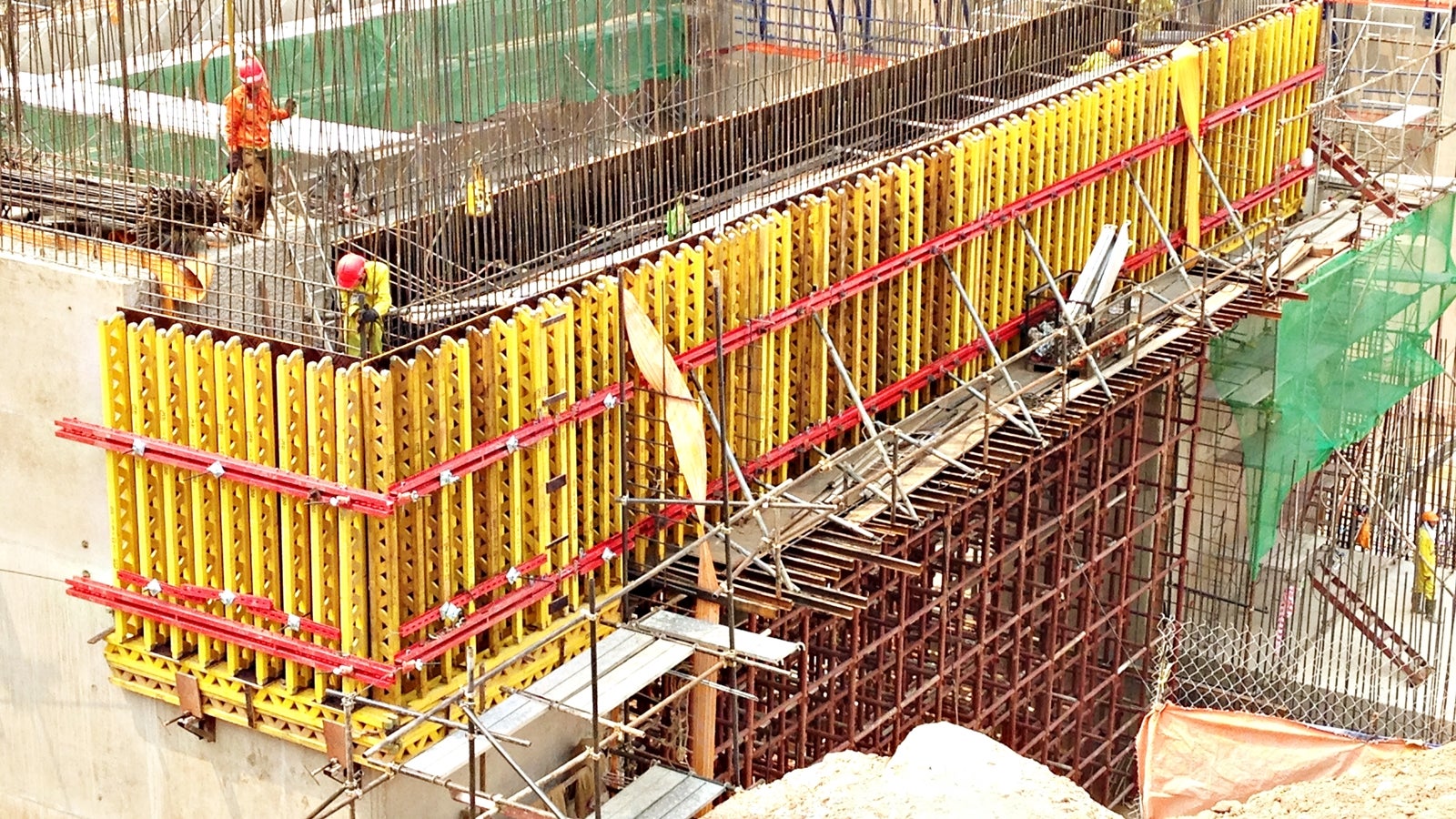 The CB 240 climbing scaffold, combined with VARIO GT 24 girder wall formwork, was used for constructing the massive power plant walls.