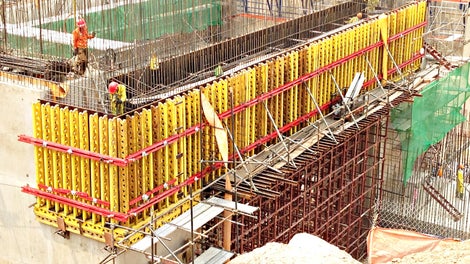 The CB 240 climbing scaffold, combined with VARIO GT 24 girder wall formwork, was used for constructing the massive power plant walls.