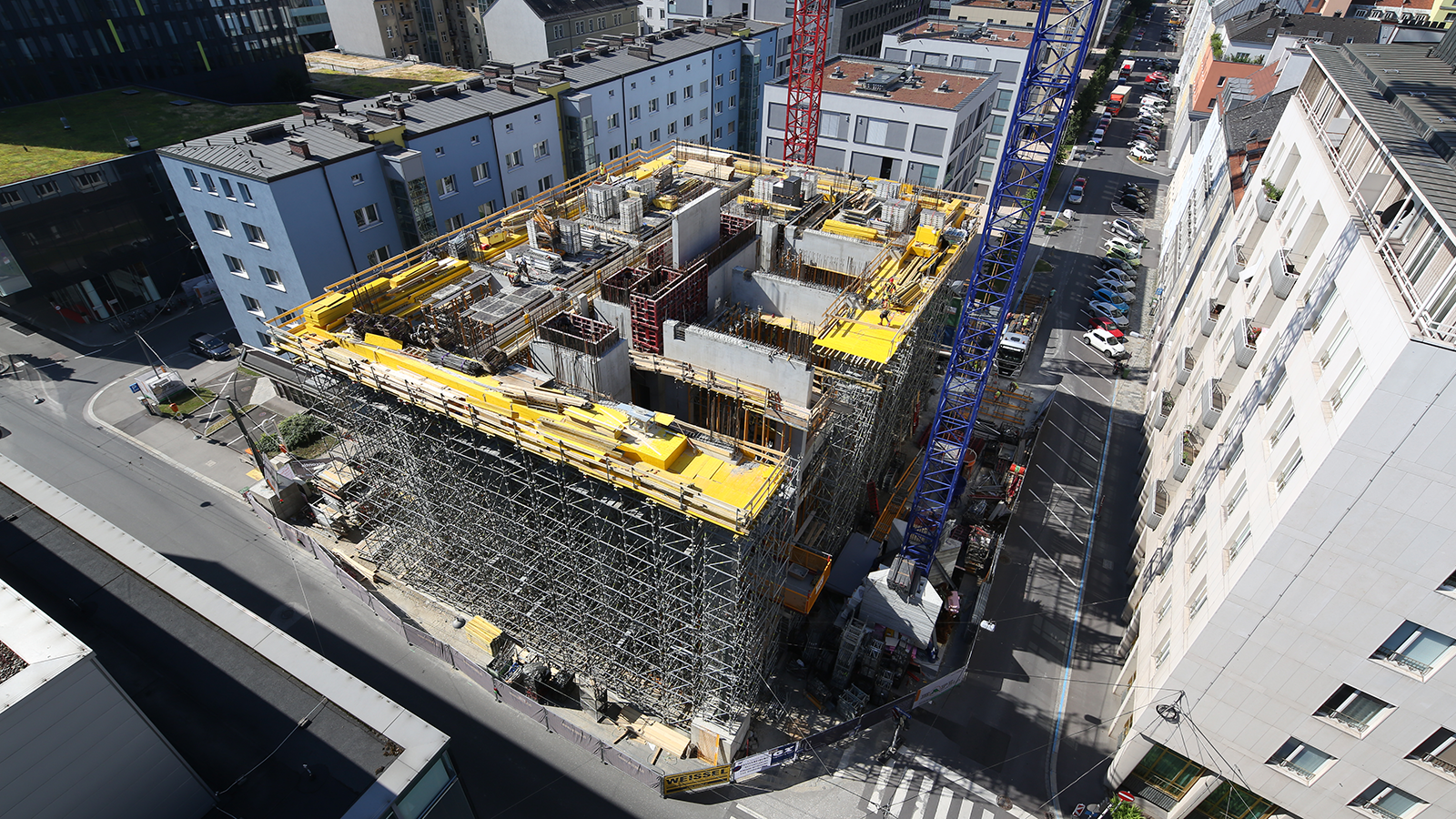 Zur Unterstellung der Balkone, Unterzüge und Decken kommt das flexible Traggerüst PERI UP Rosett, für eine effiziente Schalung die einseitig ankerbare Wandschalung MAXIMO und für die Geschossdecken die SKYDECK Deckenschalung zum Einsatz. 