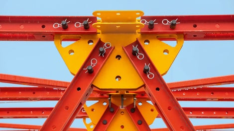 Az sayıdaki bağlantı pimi civata bağlantılarıyla yapılan montajlarla karşılaştırıldığında montaj işlemlerini daha kolay ve güvenli hale getirdiği görülmektedir. Çatal Pimler kullanılarak emniyetli bir şekilde sabitlenen Pim bağlantıları, basit bir görsel kontrol ile kolayca ve güvenilir bir şekilde incelenebilir.