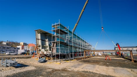 Elementy mostu w Tromsø powstały w Polsce – w stoczni jachtowej w Szczecinie – przy użyciu rusztowań PERI UP i systemu VARIOKIT. 