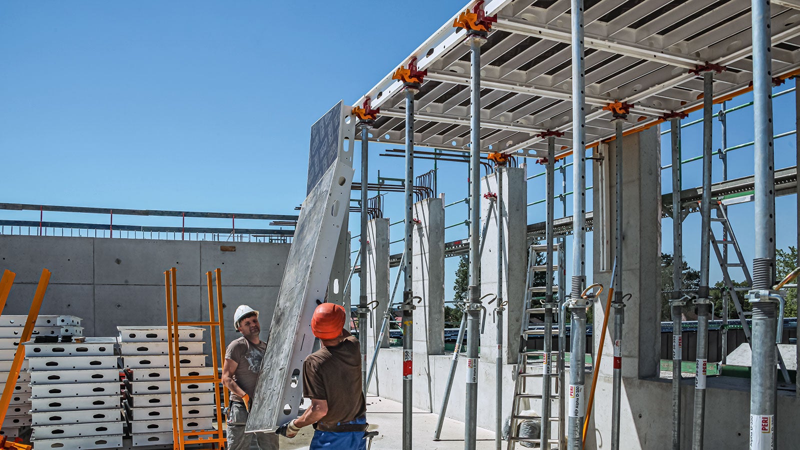 The slab panels are slipped into the head from a safe position on the installation surface below and pivoted upwards. This reduces the amount of work and level of effort required significantly, thus ensuring a high level of efficiency throughout the forming process. With the shuttering aid you can safely form room heights of at least 3.80 m.
