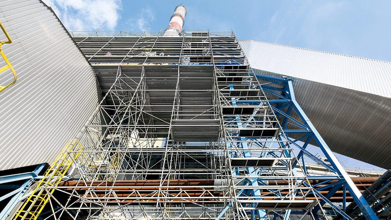 Con l'impalcatura modulare PERI UP Flex sono state allestite piattaforme di servizio sicure, alte fino a 30 m, per i lavori di coibentazione