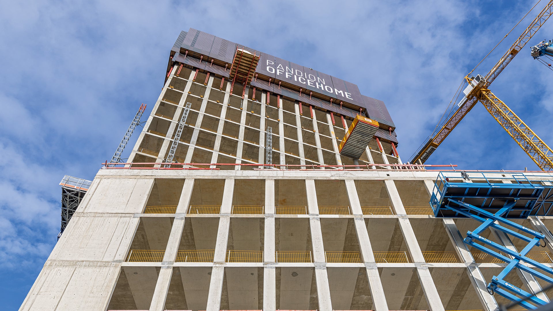 Eine weithin sichtbare RCS Kletterschutzwand schützte und beschleunigte die Rohbauarbeiten in den jeweils obersten Geschossen.