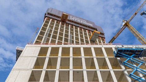 Eine weithin sichtbare RCS Kletterschutzwand schützte und beschleunigte die Rohbauarbeiten in den jeweils obersten Geschossen.