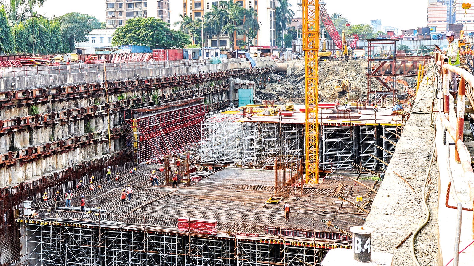 On account of the subterranean position up against the ground earth, it was not possible to use end-to-end formwork ties when concreting the retaining walls. For this reason, a single-sided formwork solution was required.