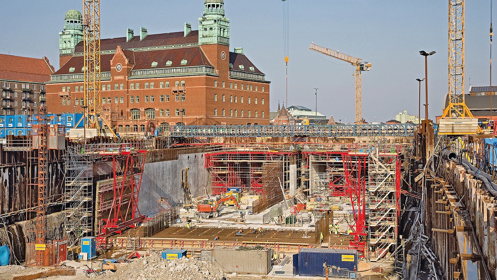 The PERI tunnel formwork solution allowed construction of the Malmö City Tunnel in 10-day cycles. Bottom plate and external walls were completed in one operational sequence – the tunnel slab was subsequently constructed using two PERI slab formwork carriages.