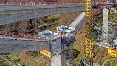 Technici PERI zkonstruovali pro zhotovení šikmých pilířů vozík pro dokončovací práce vedený po kolejnicích tak, že spojili systém lešení PERI UP se systémem VARIOKIT a šplhavou technikou RCS.