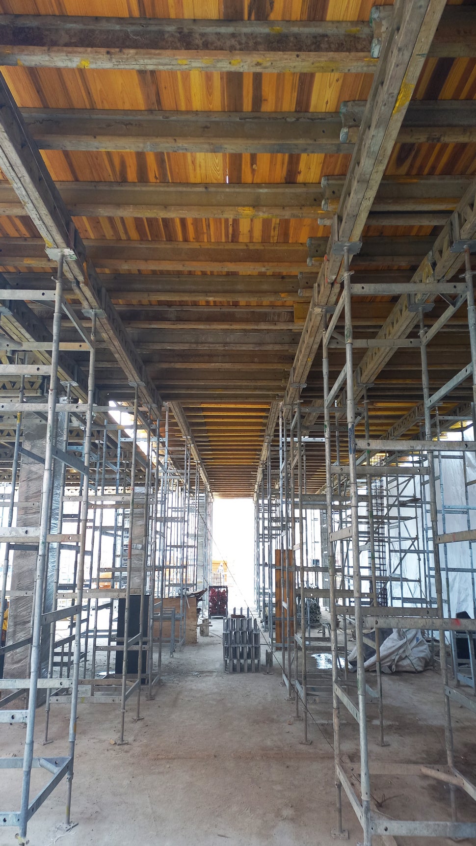 Sistema de encofrado para losas con vigas MULTIFLEX en combinación con la resistente torre de carga ST-100 y puntales PEP-ERGO.