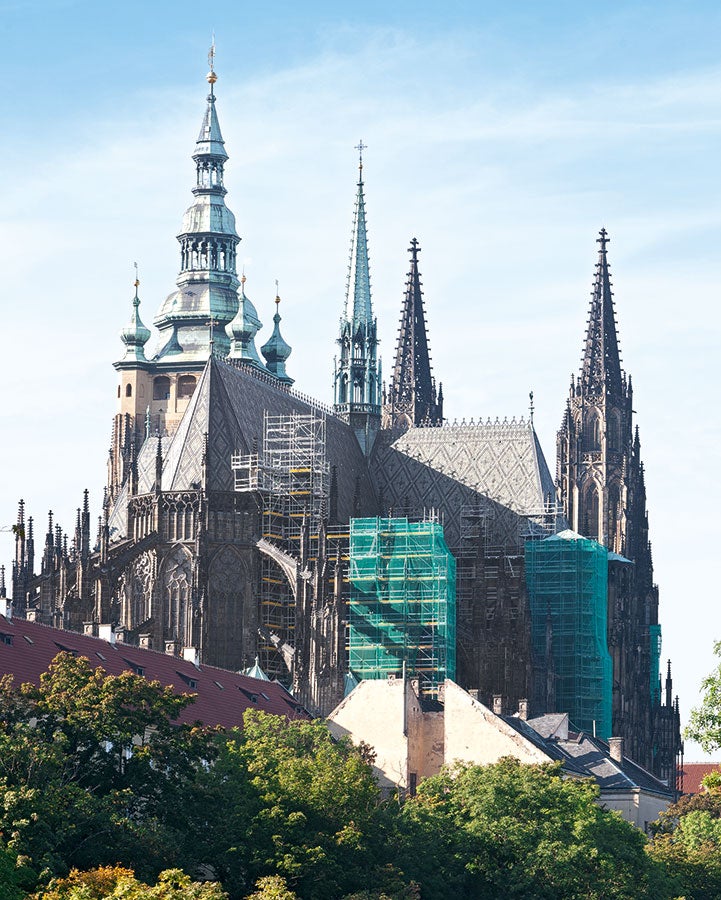 In order to preserve the historical structure of St. Vitus Cathedral in Prague, continuous restoration and scaffolding work is necessary. PERI UP Rosett Flex was optimally adapted to match the complex geometry in 25 cm increments; all required cantilevers were realized with scaffold brackets as well as system diagonals.