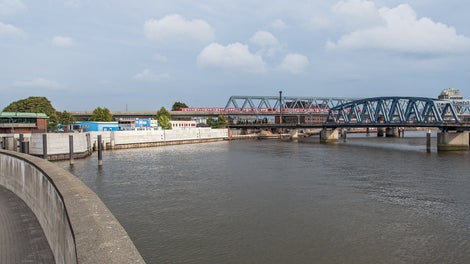 Die öffentliche Hochwasserschutzanlage Billhafen hat eine Gesamtlänge von ca. 720 m. Die Erhöhungsmaßnahme bildet den Lückenschluss zwischen den bereits verstärkten Abschnitten Großmarkt und Billwerder Neuer Deich.