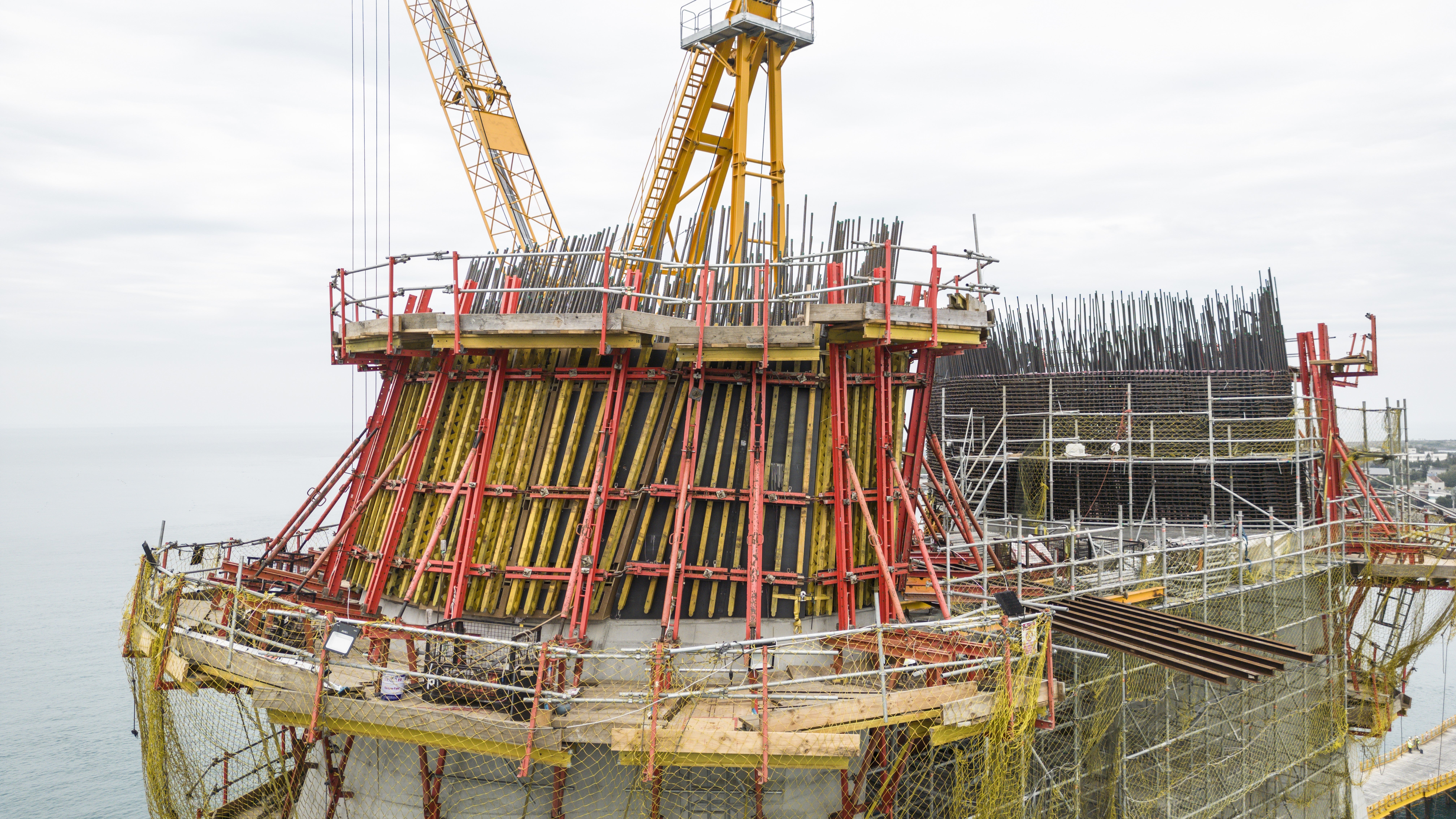 By using the combination of the two PERI climbing systems, SCS Climbing Formwork and the ACS Self-Climbing System, the team successfully delivered the unique main pylon structure in a fast, safe, and highly efficient manner.