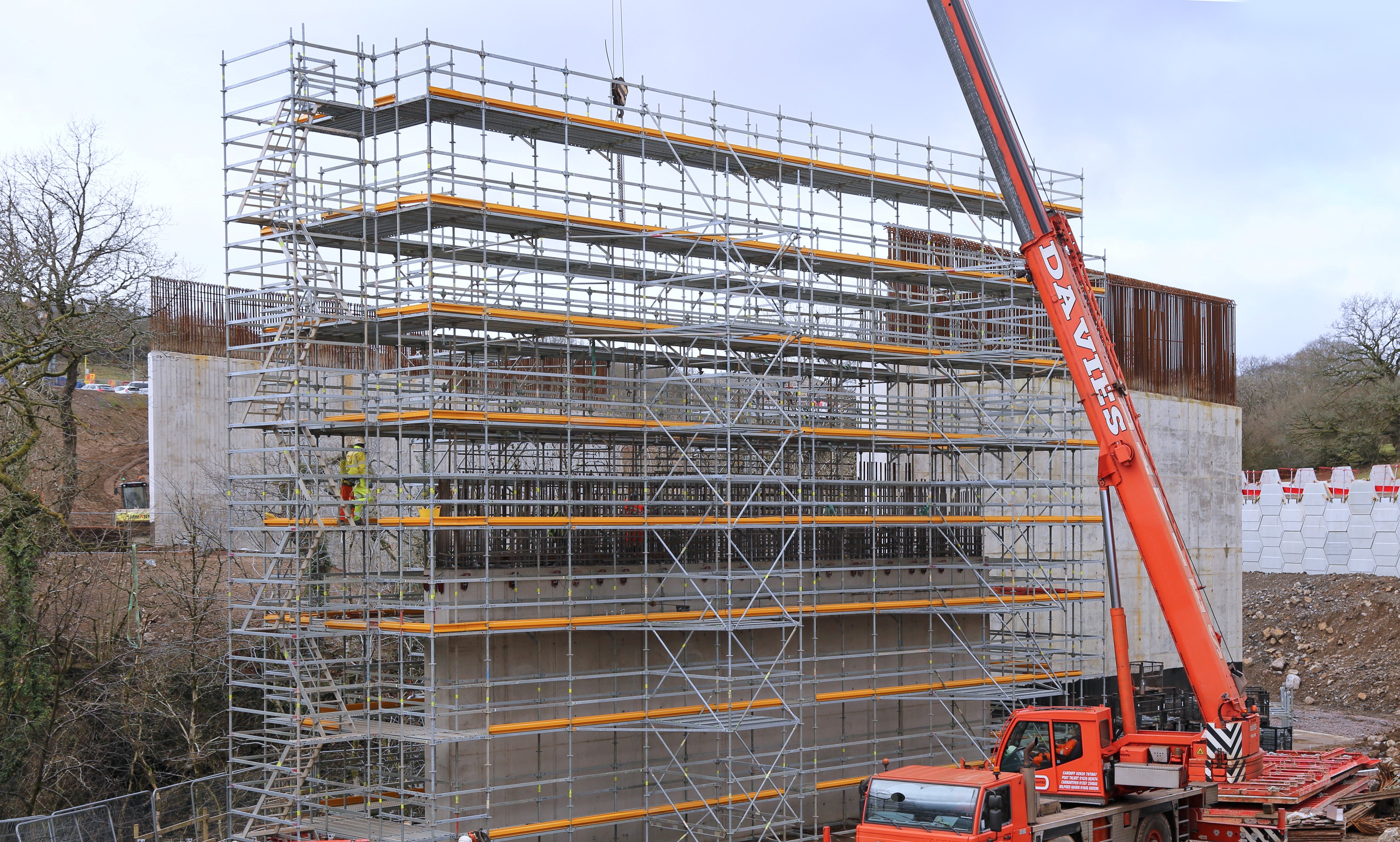 The PERI UP Flex system provides access for rebar installation followed by formwork. 