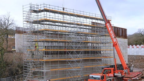 The PERI UP Flex system provides access for rebar installation followed by formwork. 