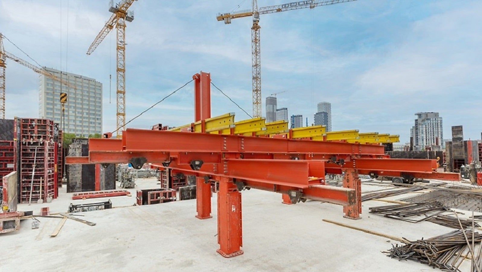 ACS Подъемные блоки системы ACS, состоящие из платформ и размещенной на них стеновой опалубки, поднимаются от этажа к этажу с помощью интегрированного гидравлического механизма.  