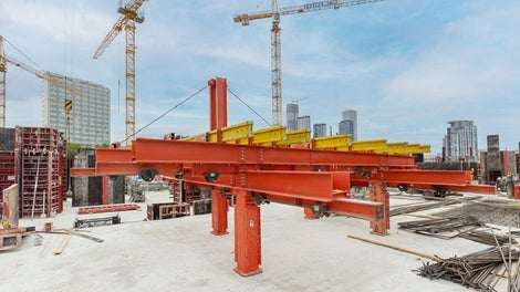 ACS Подъемные блоки системы ACS, состоящие из платформ и размещенной на них стеновой опалубки, поднимаются от этажа к этажу с помощью интегрированного гидравлического механизма.  